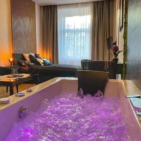 Apartament Czarny Z Jacuzzi Краків Екстер'єр фото