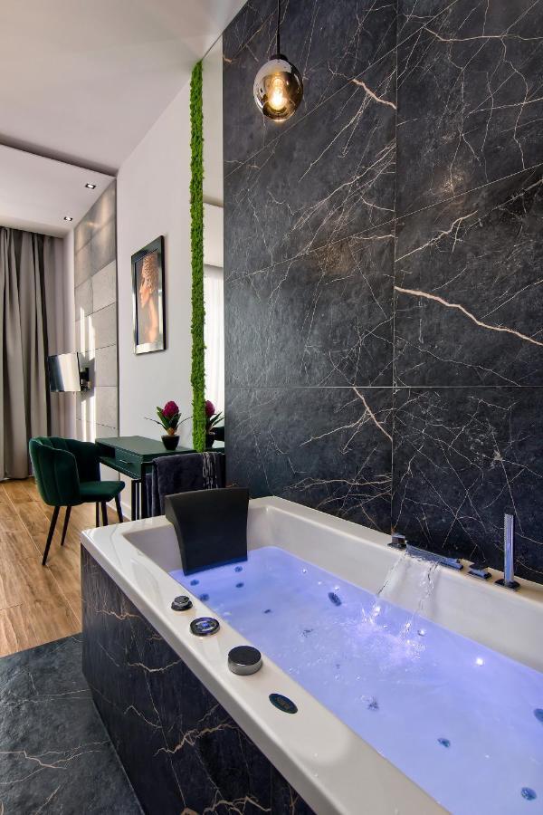 Apartament Czarny Z Jacuzzi Краків Екстер'єр фото