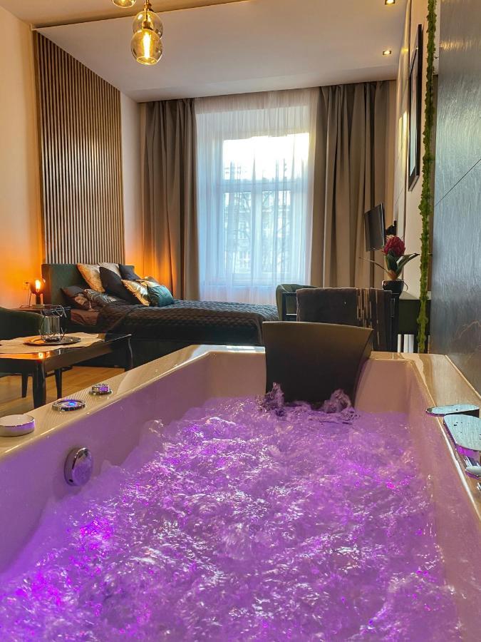 Apartament Czarny Z Jacuzzi Краків Екстер'єр фото